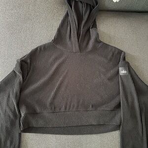 ALO Yoga Charcoal Cropped Ribbed Pullover